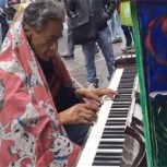 Vagabundo deslumbra tocando pieza de piano en pleno centro de Santiago