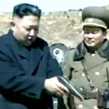 El raro video de Corea del Norte en que Kim Jong-un intenta sin éxito disparar un arma