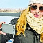 La selfie más criticada: Mujer se saca foto con una persona intentando suicidarse de fondo
