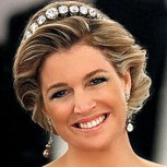 Revuelo mundial por imágenes de irrespetuoso gesto de Alcalde con la reina Máxima de Holanda