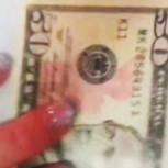 Alerta de fraude: Video muestra cómo billetes de 10 dólares son convertidos en 50 dólares