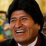 Evo Morales ordena que le abrochen los zapatos: Video genera repudio en redes sociales