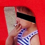 Niño bebe alcohol y fuma en un parque: Foto que indigna a miles en Internet