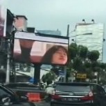 Pantalla publicitaria gigante emite por error video porno y se desata caos vial