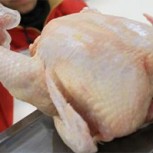 Inflan pollos soplándolos para alterar su peso y obtener más dinero: Escándalo en el comercio