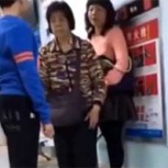 Hijo agrede a patadas a su madre luego de que esta le prohibió usar el celular: Impacto por video