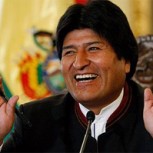 Evo Morales da puntapié inicial en inauguración de estadio y golpea a militar en parte baja: Burlas al Presidente boliviano