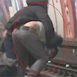 A un segundo de la muerte: Video muestra caída al metro que estuvo a milímetros de la tragedia