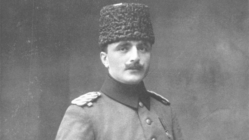 İsmail Enver, oficial otomano y quien fue líder de la Revolución de los Jóvenes Turcos.