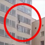 Video: Vecino salva de la muerte a un niño en plena caída desde un décimo piso