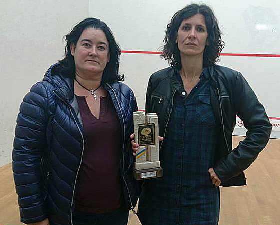 Las ganadoras 'luciendo' el premio por ser las mejores deportistas en una controvertida competencia de squash. 