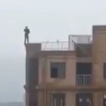 Hombre cae de un edificio por una selfie y policía publica el video para crear conciencia