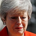 Entre lágrimas, primera ministra británica Theresa May presentó su renuncia al cargo