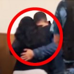 Abrazó y perdonó al asesino de su hijo ante los jueces: Este potente video conmovió a miles