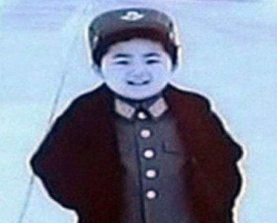 Un joven Kim Jong-un vestido como militar y sabiendo que algún día el poder absoluto en Corea del Norte le correspondería. 
