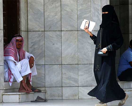 Las mujeres en Arabia Saudita necesitan de tutores masculinos quienes pueden ser sus padres, esposos u otro familiar hombre.