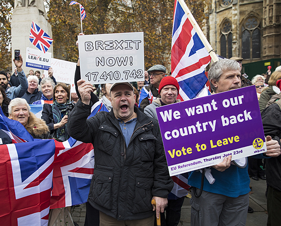 Durante el periodo del referéndum y luego dél, las protestas por hacer la voluntad de los británicos ha mantenido permanente tensión. 
