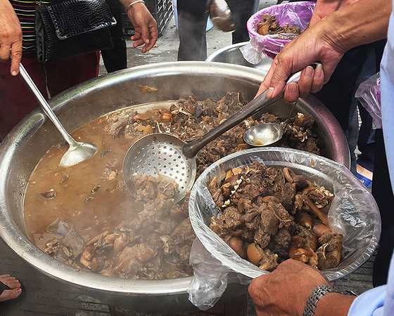 Muchas veces los visitantes del 'festival de Yulin' compran y consumen en ese mismo lugar la carne de perro en diversas preparaciones.