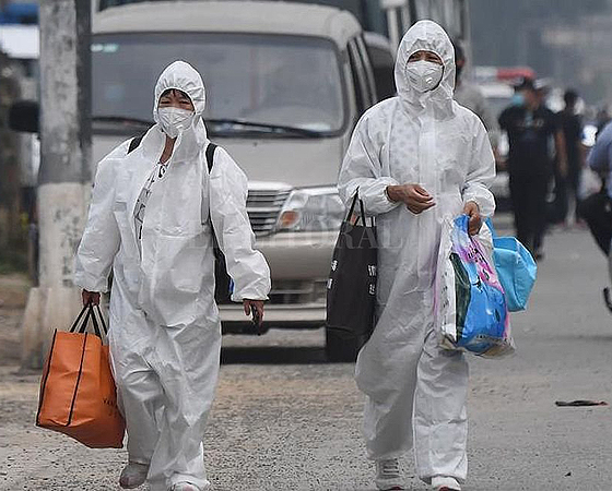 Los ciudadanos de Pekín han adquirido en su diario vivir formas para evitar contagios por coronavirus.