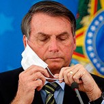 Jair Bolsonaro es sorprendido sin mascarilla y conversando en la calle, pese a estar contagiado de coronavirus