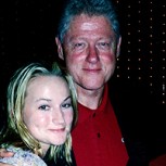 Publican fotos de Bill Clinton con una de las supuestas víctimas de Jeffrey Epstein