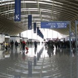 Caos en aeropuerto de Shanghái por brote de coronavirus: Más de 500 vuelos fueron cancelados