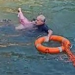Cónsul británico se convierte en héroe tras rescatar a una estudiante que se cayó a un río en China