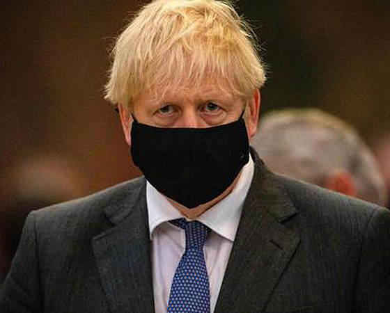 Boris Johnson intenta crear nuevas fórmulas para resistir ente el coronavirus. 