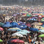 Brasil con las playas repletas de bañistas: Las postales que generan indignación en internet
