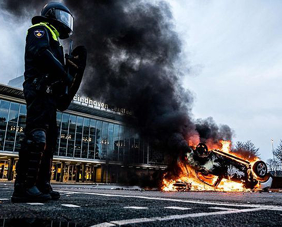 Las protestas en Holanda se han extendido los últimos tres días y han dejado policías heridos y muchos detenidos. 