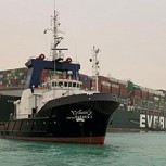 Caos en Egipto: Buque gigante encalló en el Canal de Suez generando un gran “taco”