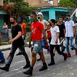 Brigadas vecinales: Dictadura cubana recluta adolescentes para enfrentar a manifestantes contra el régimen