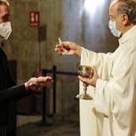 Sacerdotes italianos que no estén vacunados no podrán dar la comunión