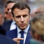 Video: Emmanuel Macron recibe tomatazos durante visita a un mercado