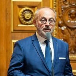 Detienen a senador francés tras ser acusado de drogar y agredir sexualmente a diputada
