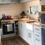 Pareja transforma un camión de reparto en su hogar y el resultado es inspirador