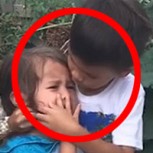 Pequeño ayuda a su hermana menor con tierno gesto y se vuelve viral