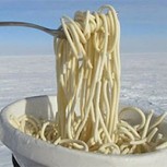 ¿Cómo es comer a 70 grados bajo cero en la Antártica? Fotos sorprendentes muestran que todo se congela