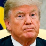 Trump muestra poca habilidad para cerrar un paraguas y las redes se burlan