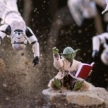 Fotógrafo recrea divertidas escenas con juguetes de icónicas caricaturas del cine y la televisión