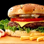 Encuentran tres trozos de diente en una hamburguesa de McDonald’s en Japón