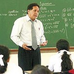 Estudiante propina cobarde puñetazo en la cara a un profesor: Consternación en Chile por brutalidad del video