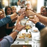Chica se toma una foto con la familia de su novio y la suegra le juega una broma que se viraliza
