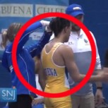 Árbitro humilla a deportista obligándolo a cortar sus rastas y las redes reaccionan con indignación