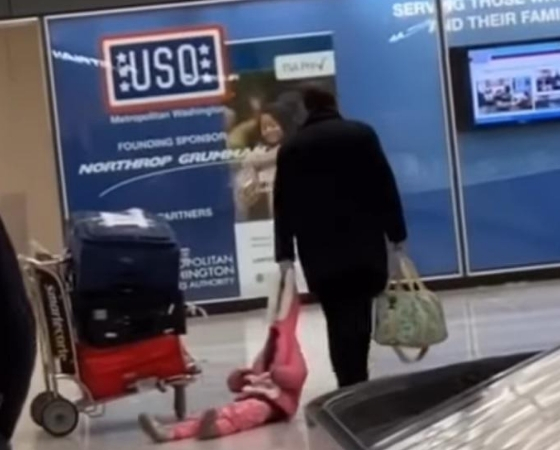 Padre arrastra a su hija por el terminal de un aeropuerto