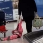 Padre es captado en video cuando arrastraba a su hija por un terminal de aeropuerto