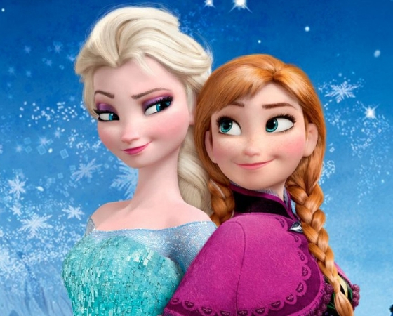 Padre se disfraza de Elsa junto a su hijo