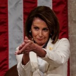 Pelosi desafía a Trump con sarcástico aplauso en importante ceremonia: Su gesto se viralizó