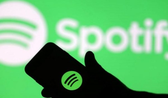 Spotify es una aplicación que sirve para escuchar música y crear listas de reproducción a gusto del usuario.