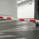 Destrozó su auto: Conductor se “enfrentó” a una barrera de estacionamiento y sacó la peor parte